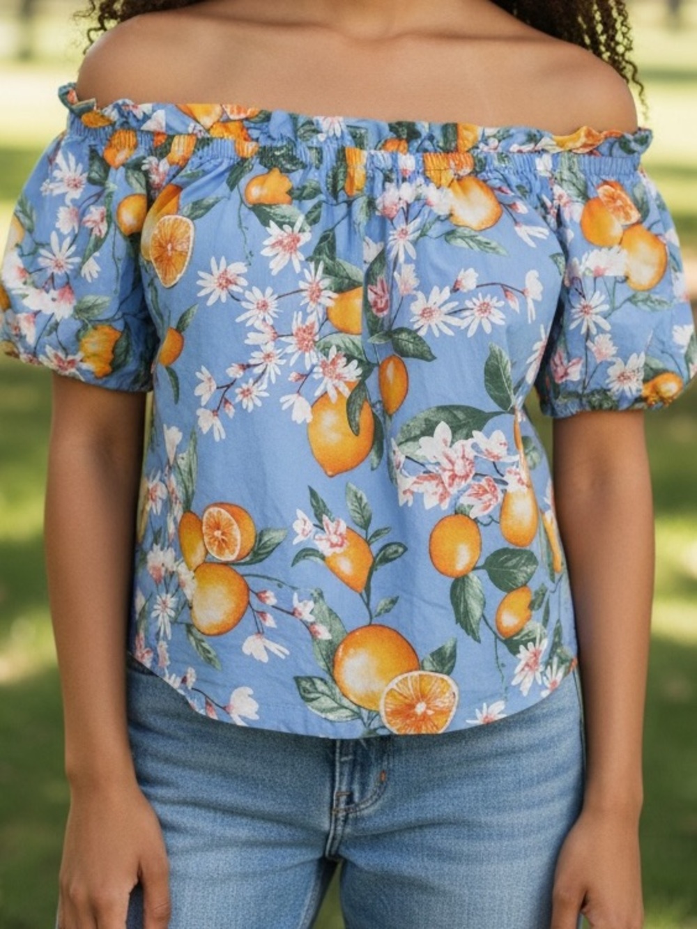 OFF-SHOULDER LEMONS PRINT CROP TOP. ELASTIC NECKLINE. SKIES ARE BLUE. SIZE XS.